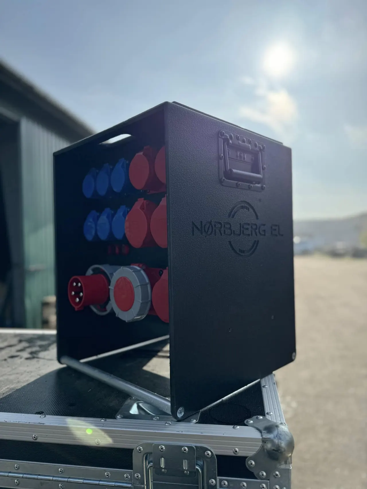 Sort strømboks med røde CEE-udtag og Nørbjerg El-logo