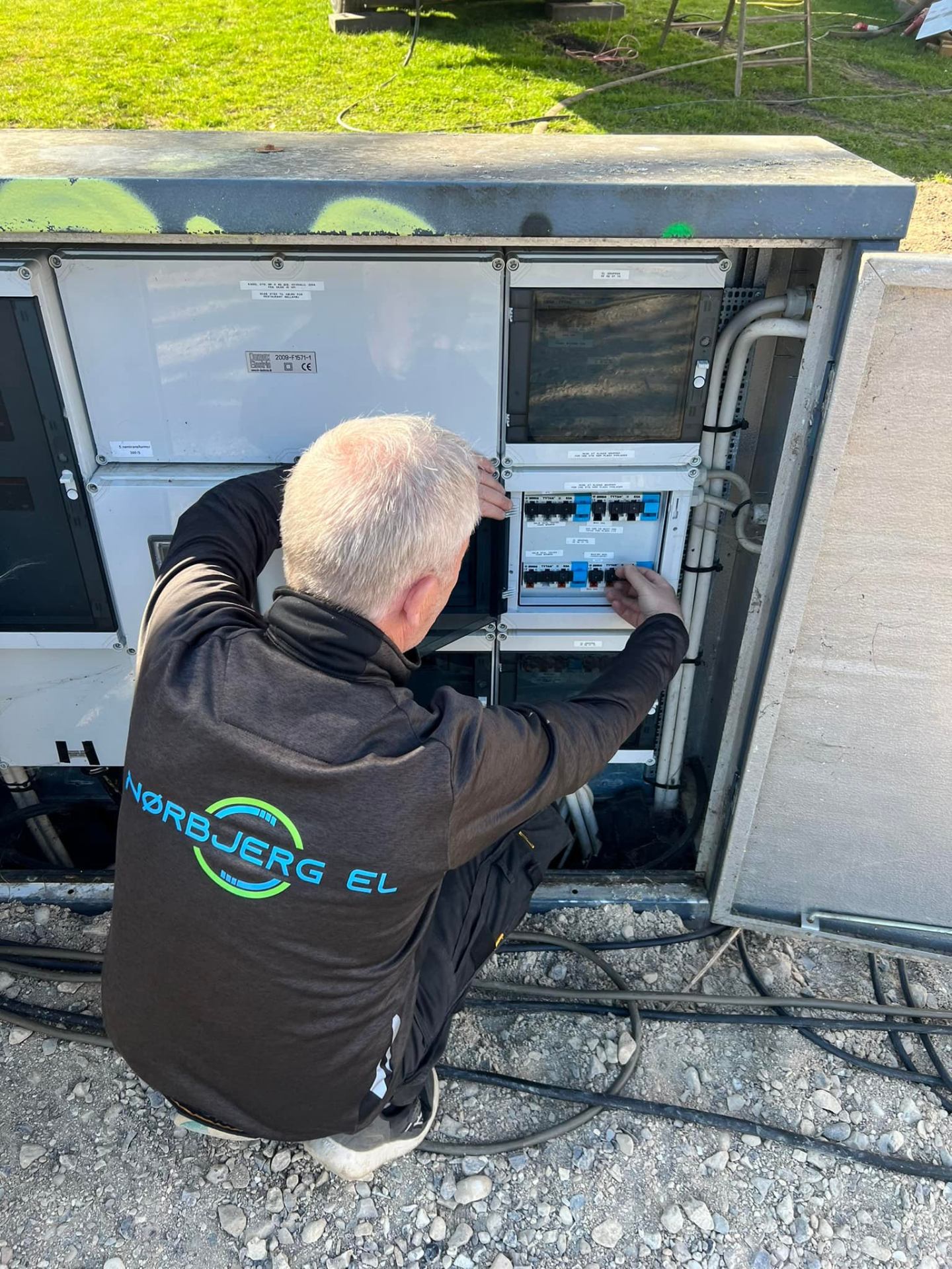 Nørbjerg El elektriker arbejder på sikringsskab under opsætning af event-strøm