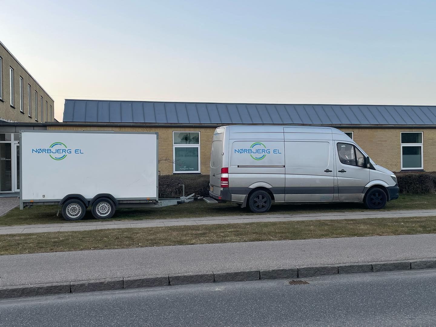 Nørbjerg Els vognpark med servicevogne klar til levering af eventstrøm i hele Danmark