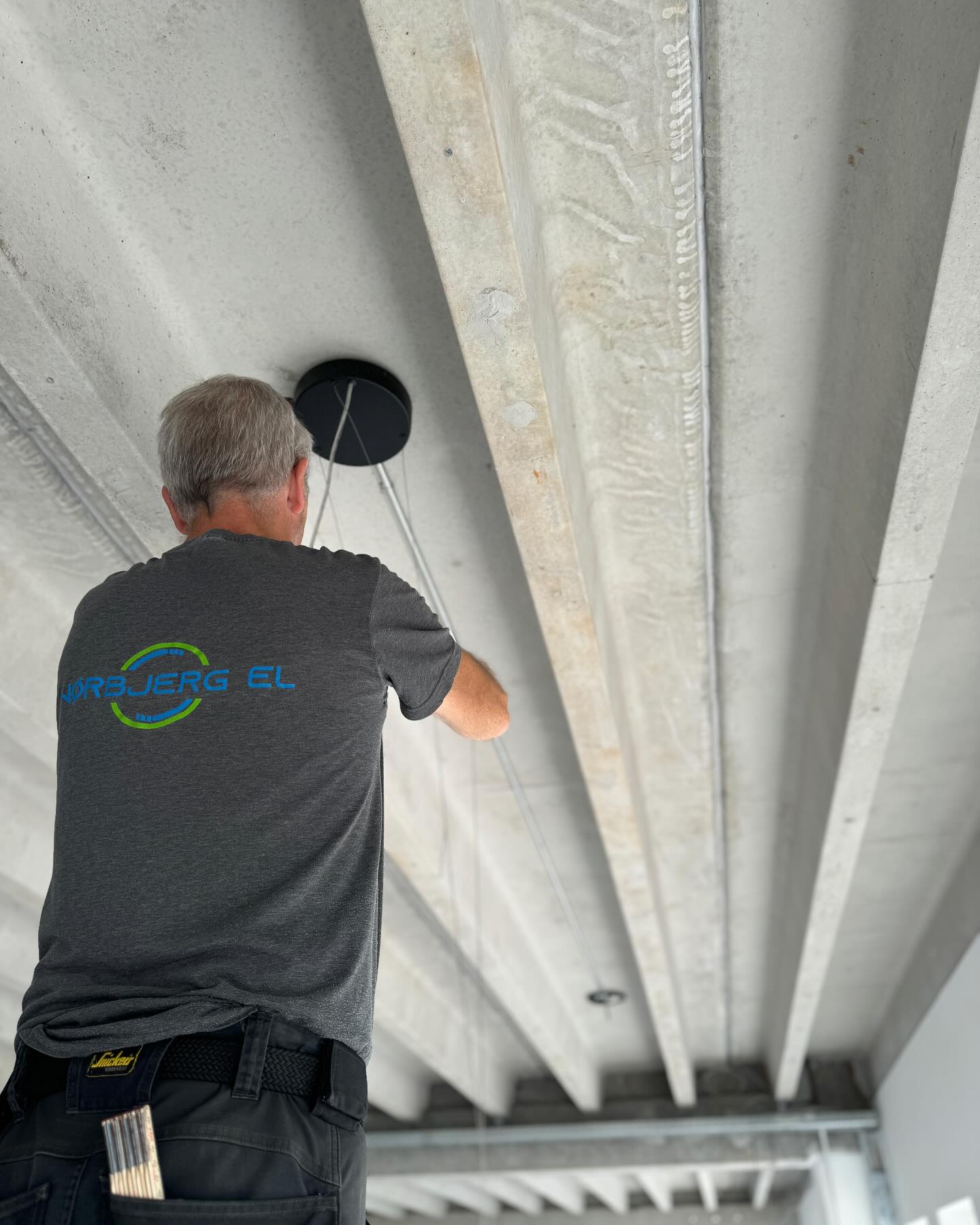 Gammel el-installation med synlige kabler i loft
