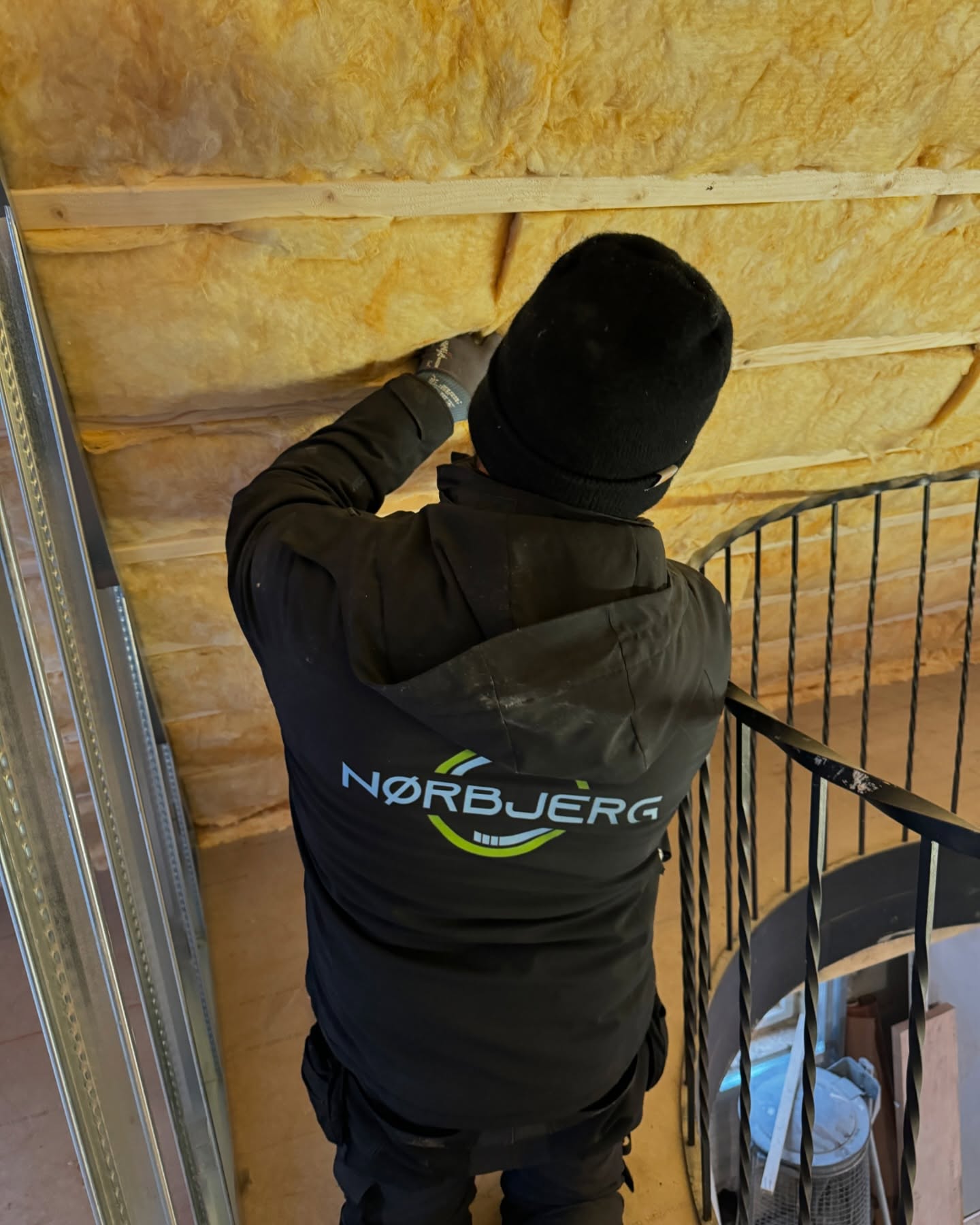 Elektriker udfører el-arbejde ved renovering