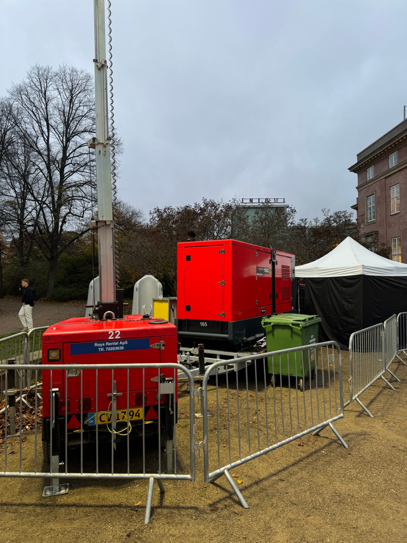 Mobile lystårne og generatorer opstillet udendørs på eventområde til site-belysning