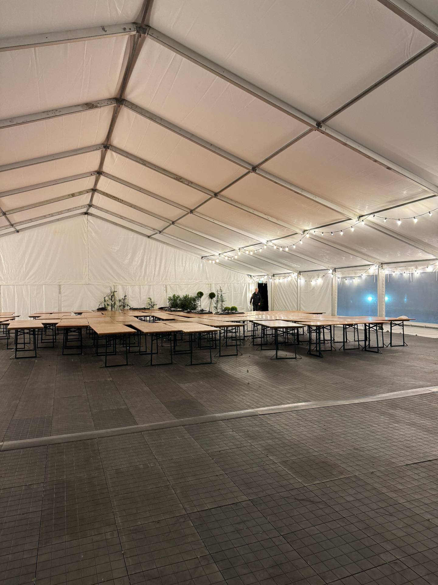 Belyst eventtelt om aftenen oplyst af mobile lystårne fra Nørbjerg El