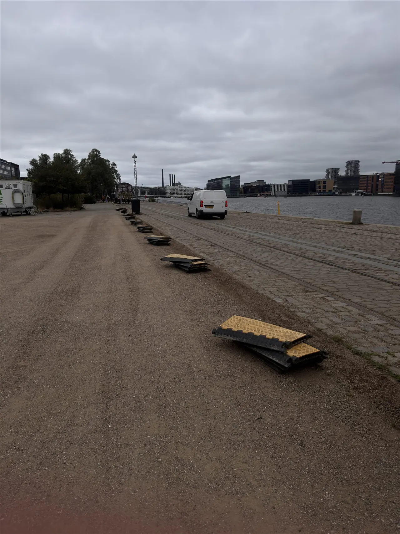 Kabelbroer lagt ud på en havnekaj ved København
