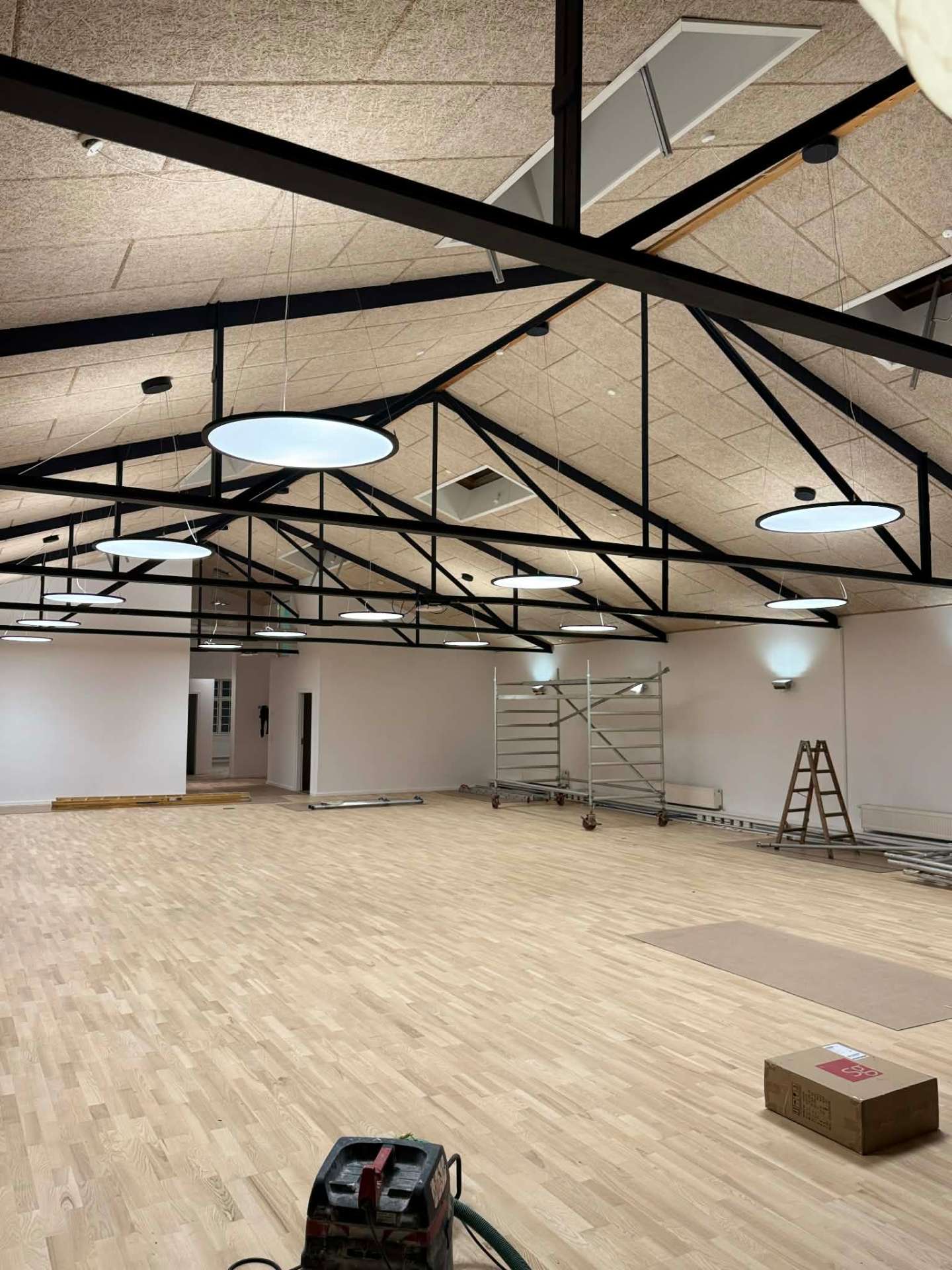 Kontor belysning installation i erhvervsbygning