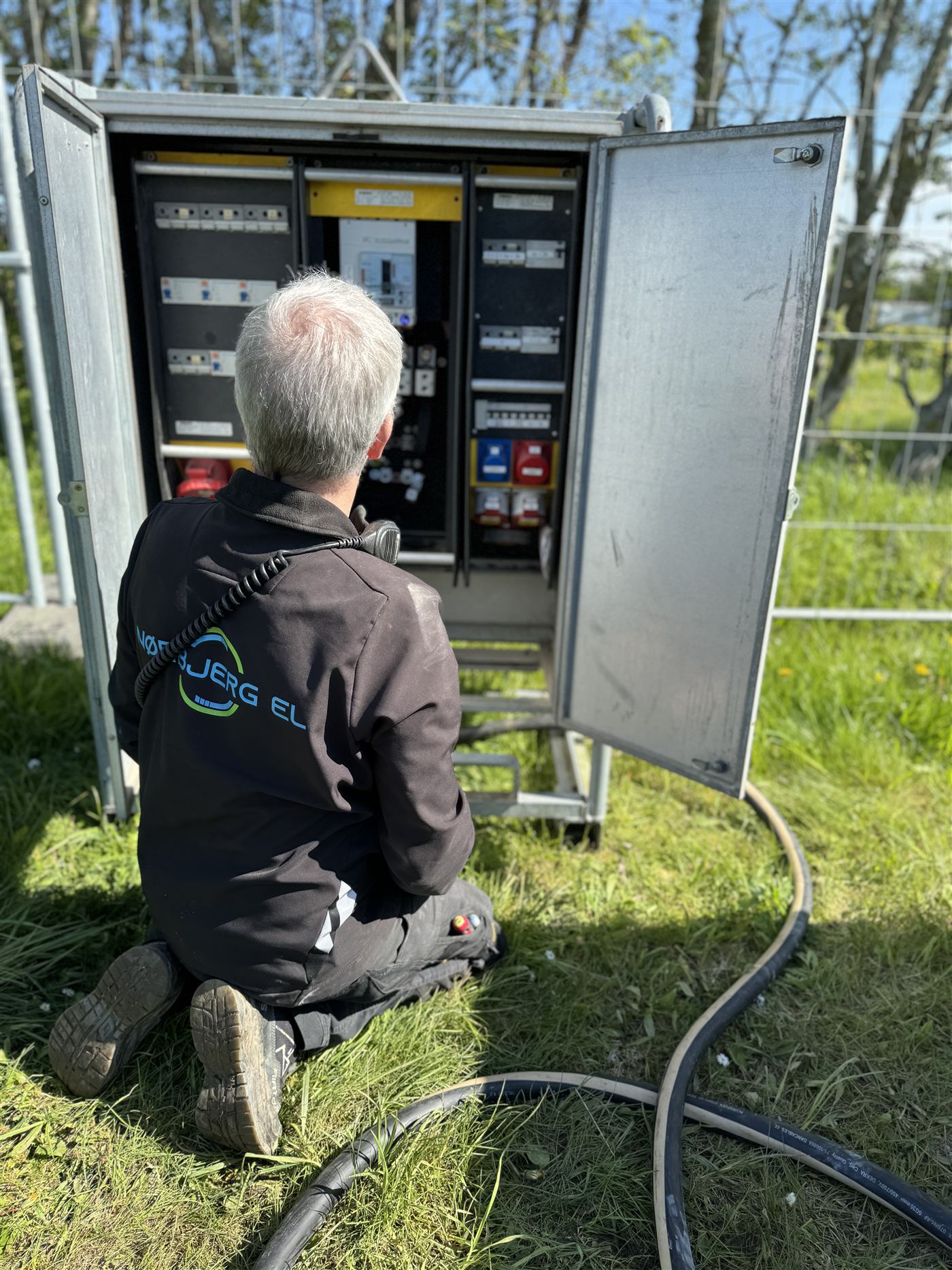 Nørbjerg El-tekniker tilslutter og tjekker en strømtavle på lokation